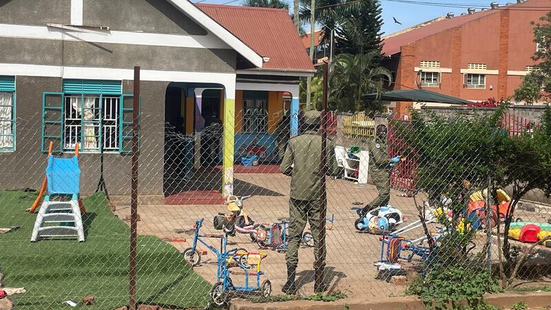 Policías de Uganda en la escena del crimen luego que un hombre atacó a niños en una guardería...