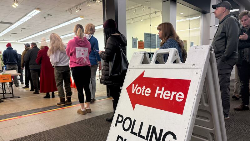 La entrada de un centro de votación en Anchorage, Alaska, el 21 de octubre del 2026. (AP...