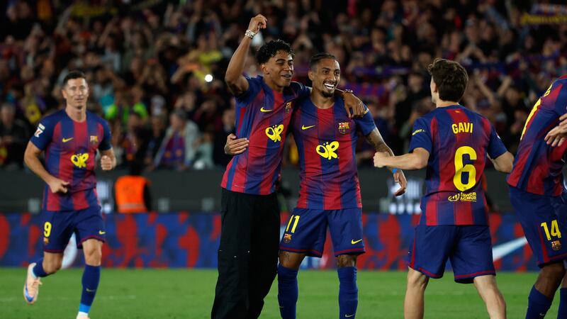 Lamine Yamal y Raphinha celebran el título del Barcelona en La Liga tras vencer al Real Madrid...