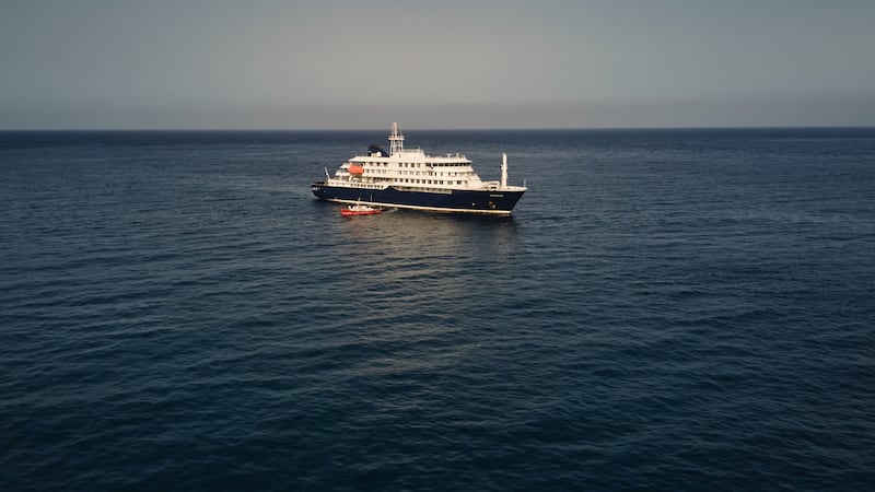 Una vista aérea del crucero MV Hondius fondeado en el Atlántico cerca de Cabo Verde, el martes...
