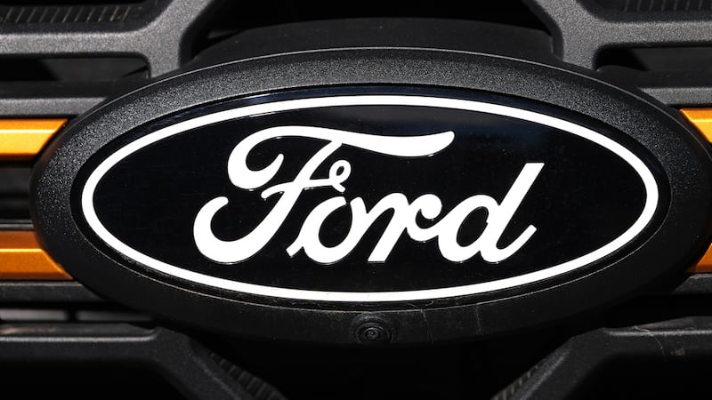 El logo de la Ford en un concesionario en Littleton, Colorado, el 2 de noviembre del 2025. (AP...