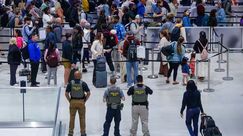 Agentes del Servicio de Inmigración y Control de Aduanas (ICE, por sus siglas en inglés)...