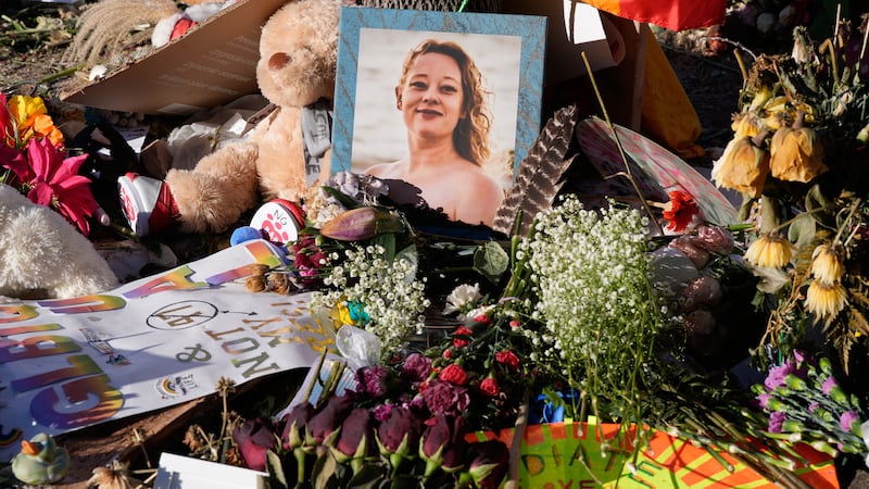 Un memorial en honor a Renee Good, una manifestante contra la detención de inmigrantes abatida...