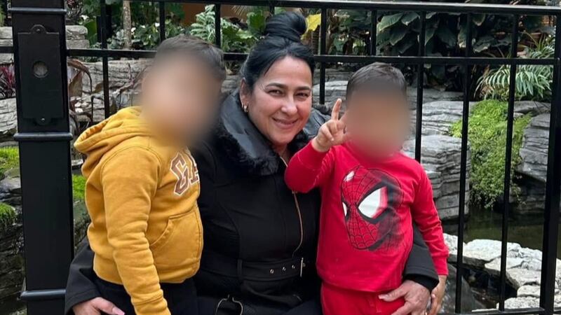 Niurka Alfonso-Acevedo, con sus dos nietos, fue apuñalada hasta la muerte afuera de una...