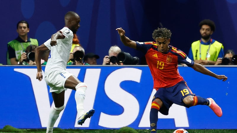 Willy Semedo de Cabo Verde marca al español Lamine Yamal durante el partido del Grupo H del...