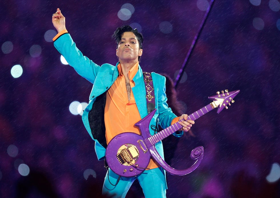 ARCHIVO - Prince se presenta durante el espectáculo de medio tiempo del partido de fútbol...