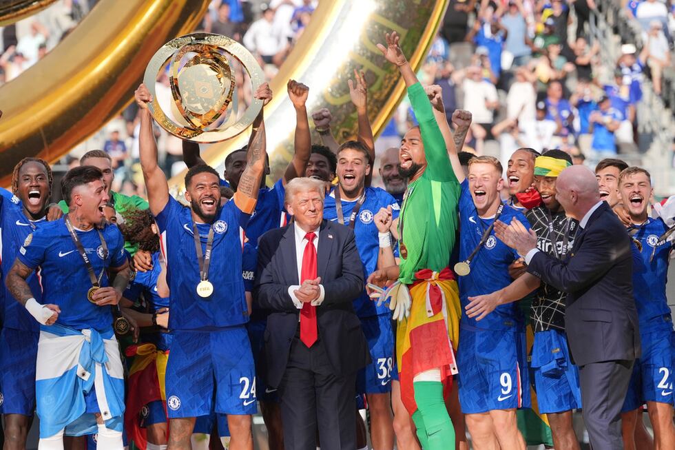 Reece James, del Chelsea, alza el trofeo del Mundial de Clubes, junto al presidente...