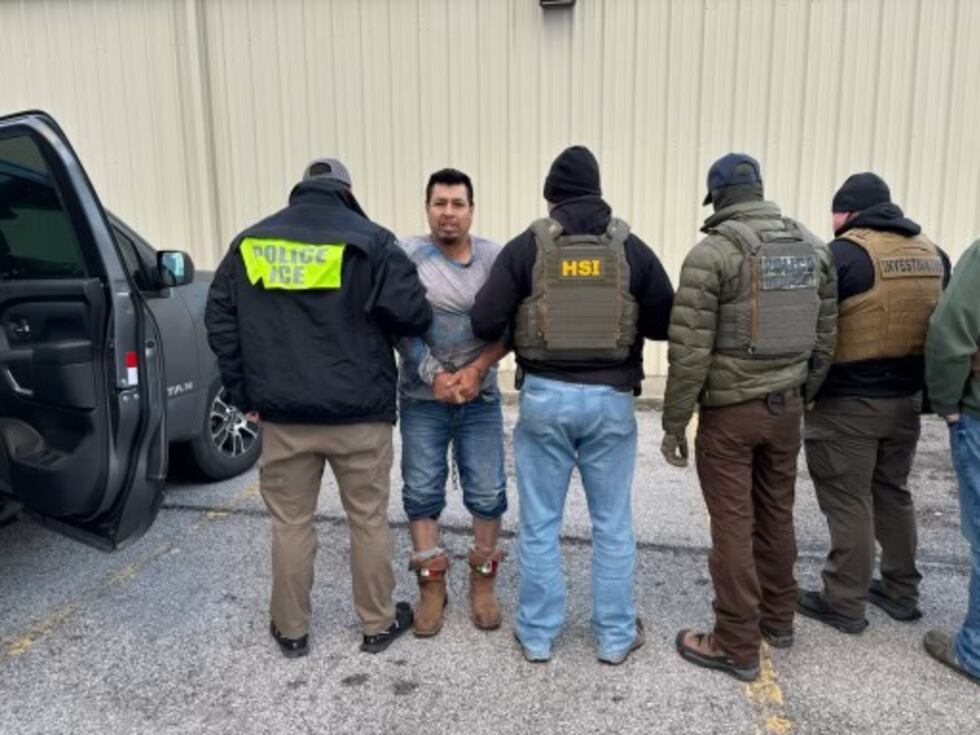 Dos hombres en el condado de Marion fueron arrestados bajo cargos de abuso sexual.