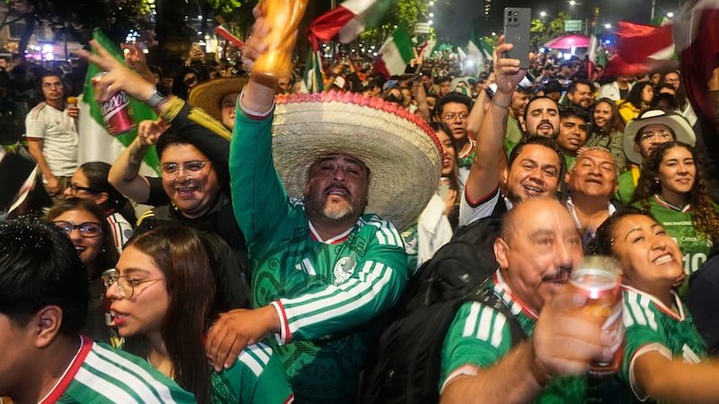Aficionados mexicanos celebran la victoria de la selección de su país ante Corea del Sur en el...