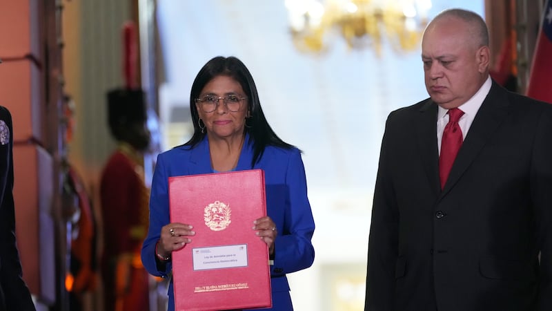 La presidenta interina Delcy Rodríguez sostiene un proyecto de ley de amnistía aprobado por la...