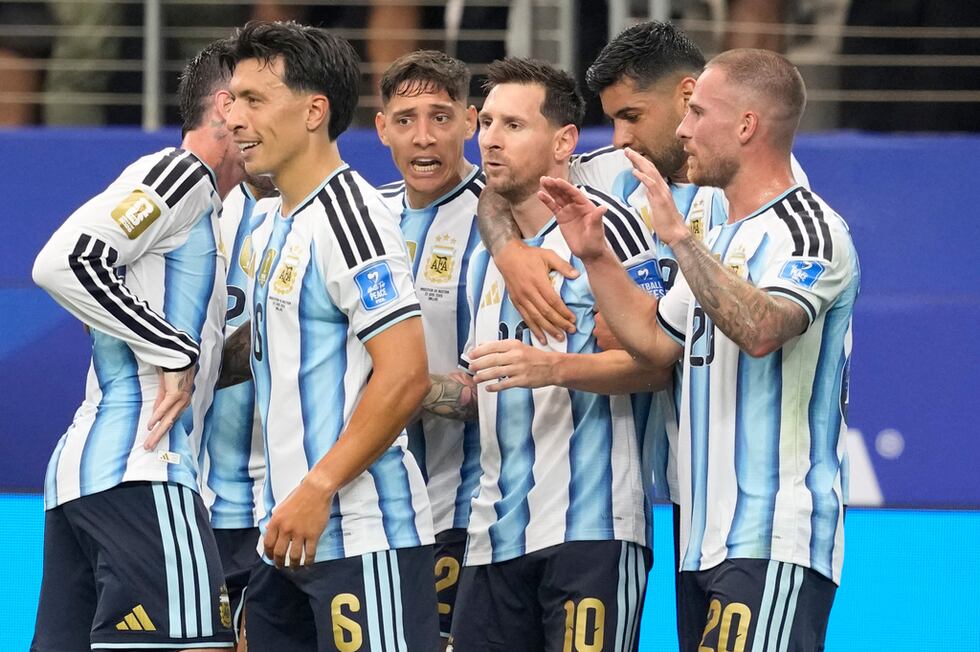 Lionel Messi celebra tras anotar un gol para Argentina en el partido contra Austria en el...