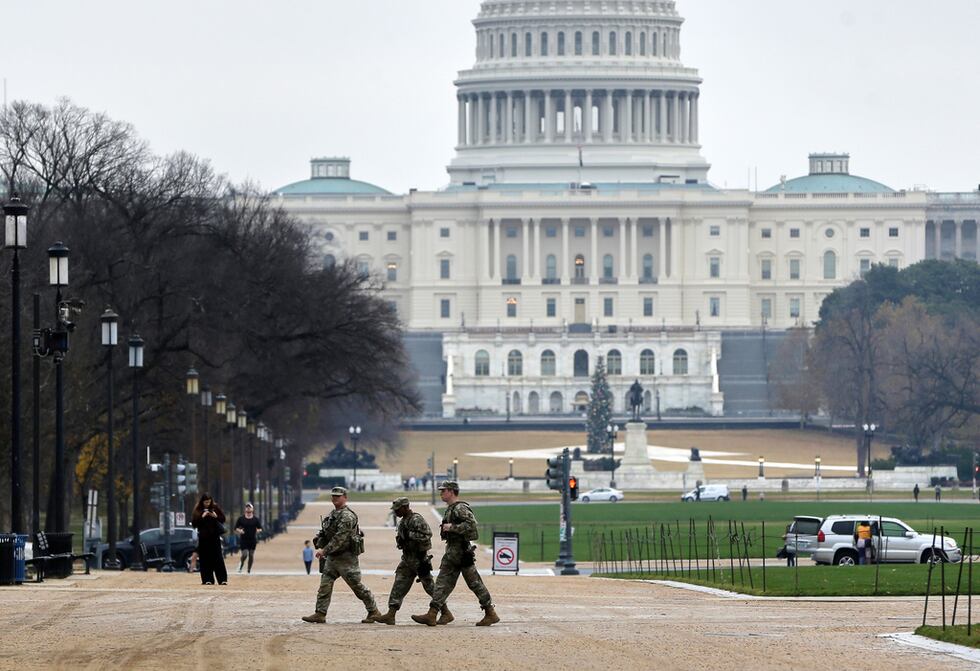 Agentes de la Guardia Nacional patrullan el National Mall cerca del Capitolio de EEUU, el...