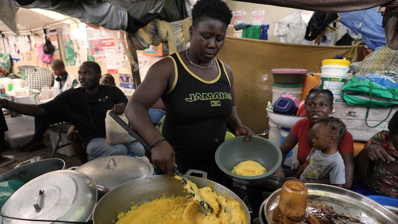 Una mujer vende comida en un refugio para familias desplazadas por la violencia de las...