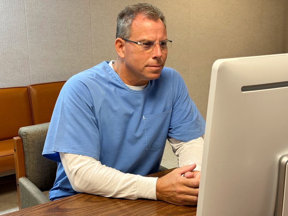 Erik Menendez comparece en una videollamada el jueves 21 de agosto de 2025, en la...
