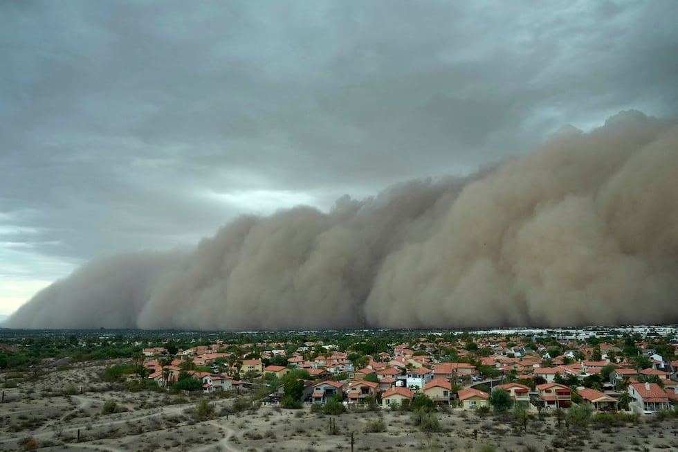 Imponente tormenta de arena deja a miles sin electricidad