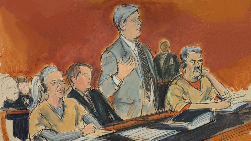 El expresidente venezolano Nicolás Maduro, a la derecha, escucha mientras su abogado defensor,...