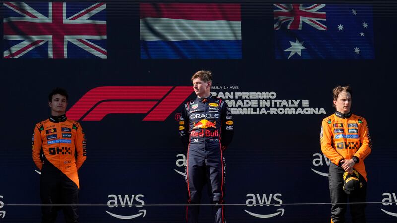 Max Verstappen de Red Bull en lo alto del podio junto a Lando Norris y Oscar Piastri de...
