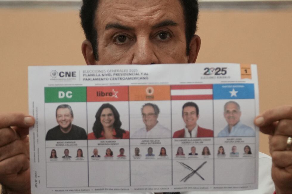El candidato presidencial Salvador Nasralla, del Partido Liberal, muestra su boleta durante...