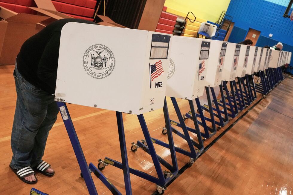 Un votante llena su boleta en un centro de votación, en Nueva York, el martes 4 de noviembre...