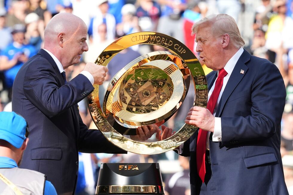 El presidente estadounidense, Donald Trump (derecha), y el presidente de la FIFA, Gianni...