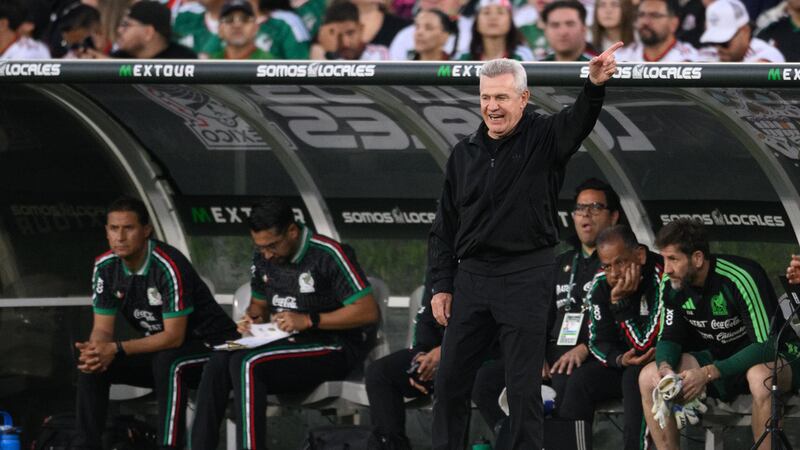 Javier Aguirre, entrenador de la selección Mexicana de fútbol, da instrucciones a sus...