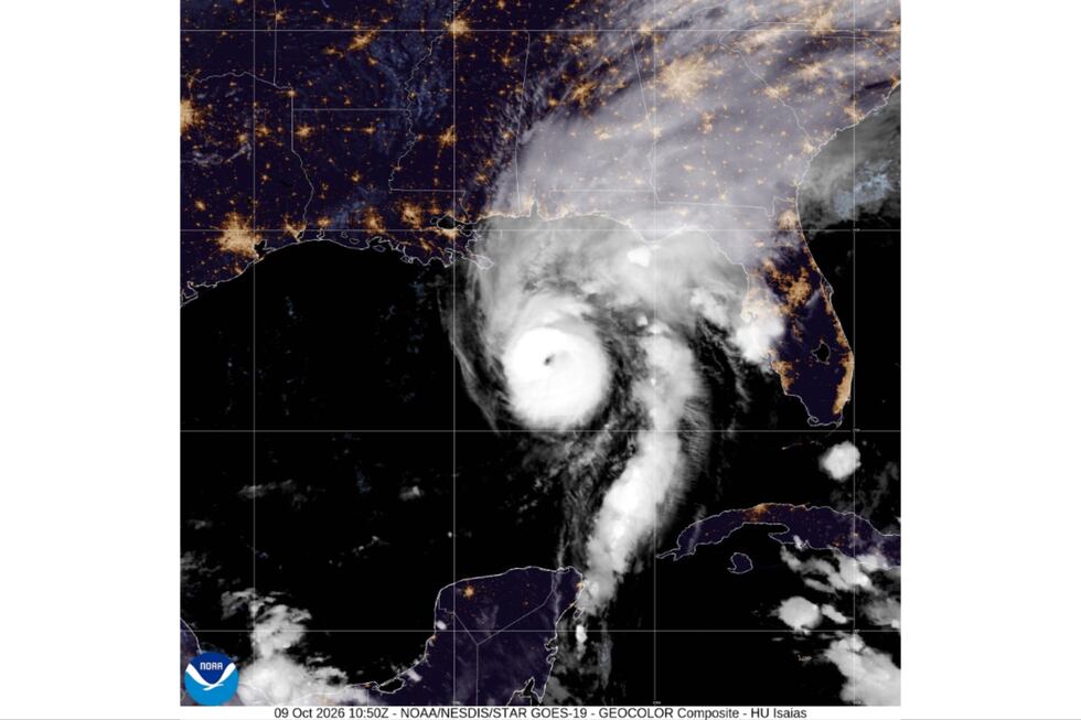 Esta imagen satelital del viernes 9 de octubre de 2026, proporcionada por la Oficina Nacional...