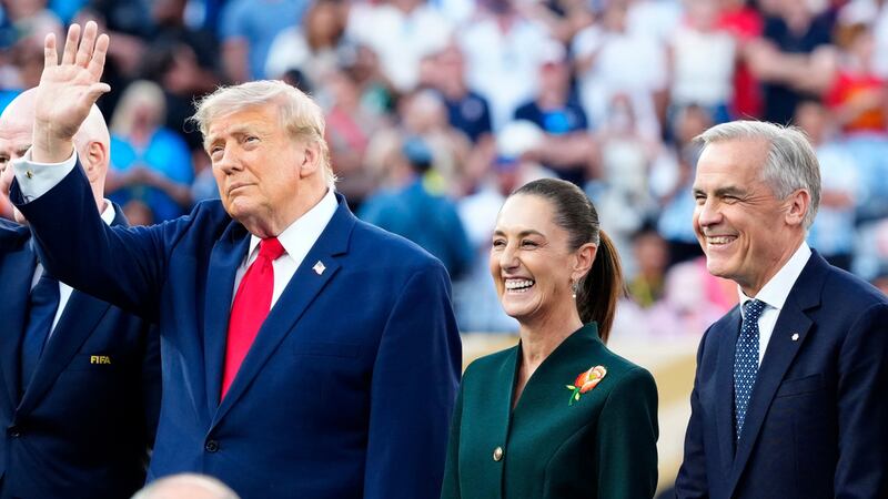 El presidente Donald Trump, a la izquierda, saluda mientras la presidenta de México, Claudia...