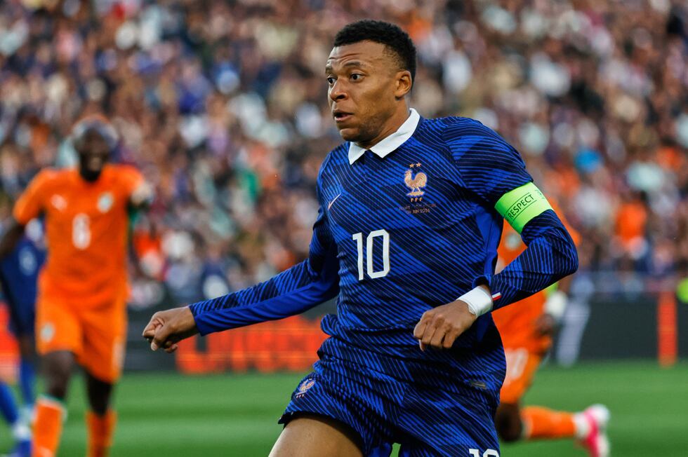 Kylian Mbappé, de Francia, en acción durante un amistoso ante Costa de Marfil en Nantes,...