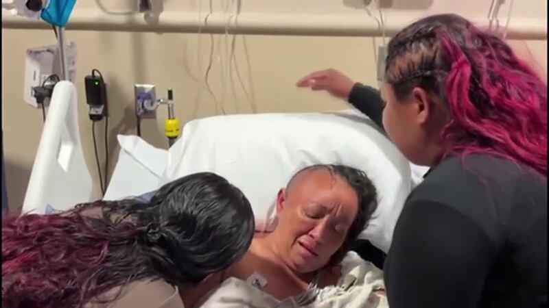 Emotivo encuentro: hijas abrazan a su madre tras 6 meses en centro de detención, donde sufrió...