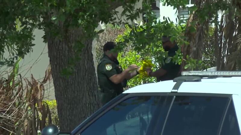 Llamó a la policía para reportar que fue baleado por su padre en el garaje de su casa, según...