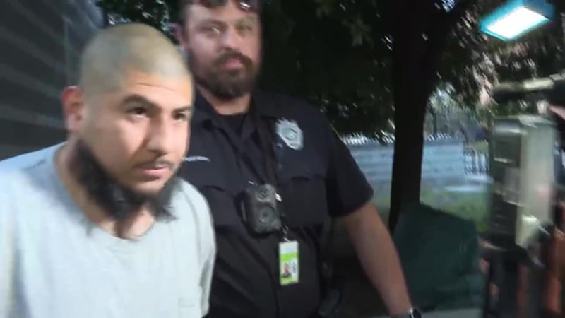 Un hispano de 30 años, identificado como Gerardo Fabían Hernández, fue arrestado con cargos de...