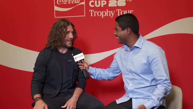 Alejandro Villegas conversa con Carles Puyol a su llegada a la ciudad de Atlanta en el marco...