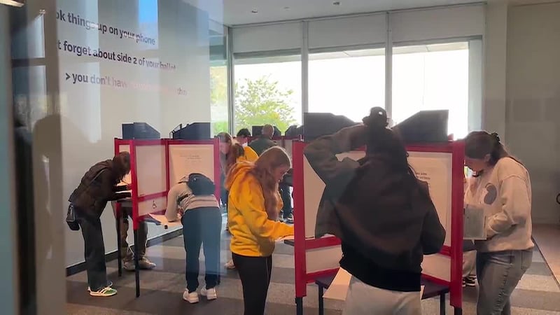El 70% de los votantes entre 18 Y 29 años de identifican como "demócratas", según una encuenta...